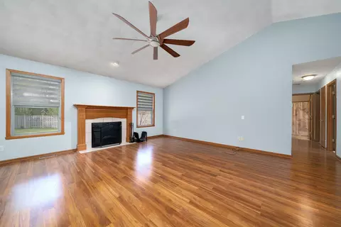 Living - 11103 Downing Ln, Roscoe, IL 61073 photo 3 of 5