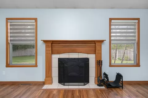 Living - 11103 Downing Ln, Roscoe, IL 61073 photo 4 of 5