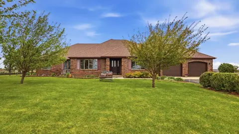 9096 E Stagecoach Trl, Warren, IL 61087