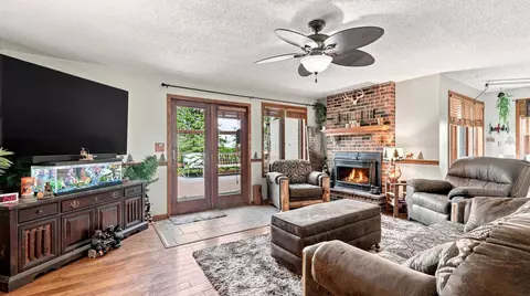 Living - 9096 E Stagecoach Trl, Warren, IL 61087 photo 3 of 6
