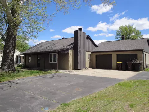 7205 Rogers St, Machesney Park, IL 61115
