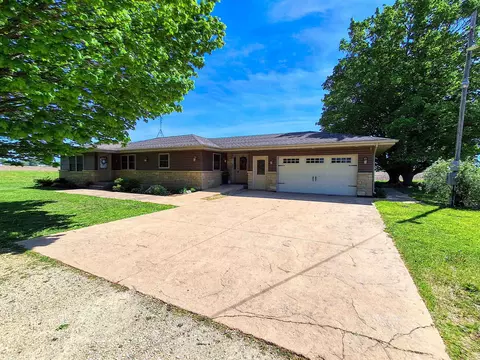 7009 Pearl City Rd, Freeport, IL 61032