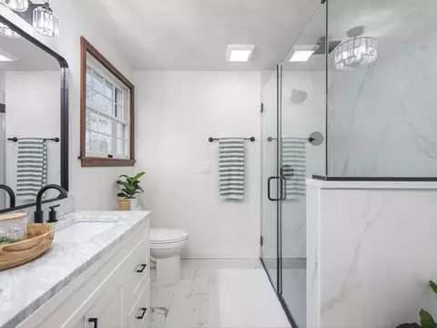 Bath - 1927 Baintree Rd, Lake Summerset, IL 61019 photo 2 of 6