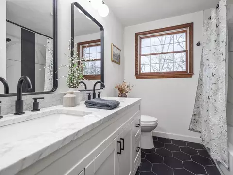 Bath - 1927 Baintree Rd, Lake Summerset, IL 61019 photo 5 of 6