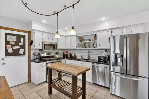 Kitchen - 148 Sandhurst Dr, Rockton, IL 61072 photo 1 of 4