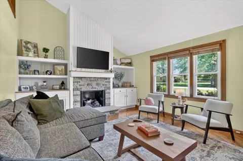 Living - 148 Sandhurst Dr, Rockton, IL 61072 photo 2 of 3