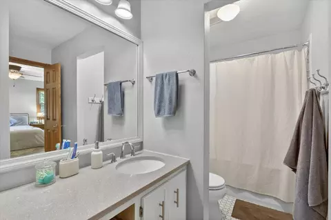 Bath - 148 Sandhurst Dr, Rockton, IL 61072 photo 1 of 3