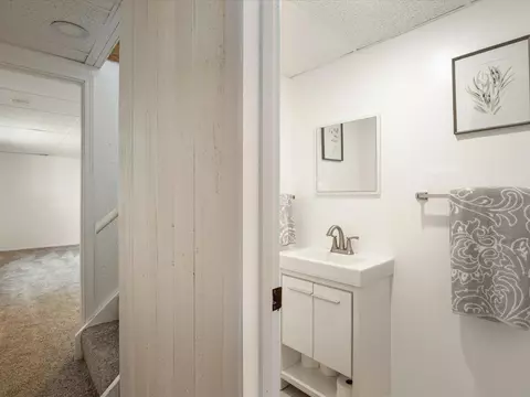 Bath - 136 Lake Summerset Rd, Lake Summerset, IL 61019 photo 3 of 4