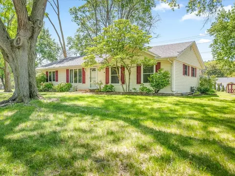 8318 Cameo Dr, Machesney Park, IL 61115