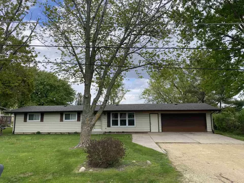 1367 Robert Dr, Freeport, IL 61032