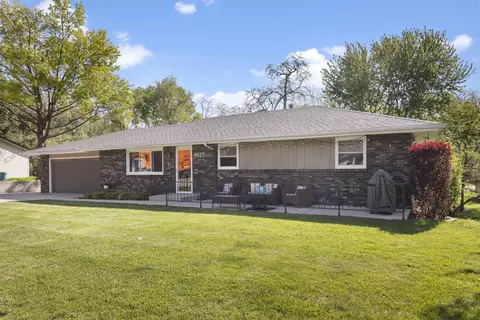 9825 Debbie Ln, Machesney Park, IL 61115