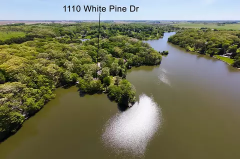 1110 White Pine Dr, Dixon, IL 61021