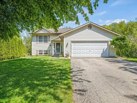302 Picadilly Dr, Poplar Grove, IL 61065