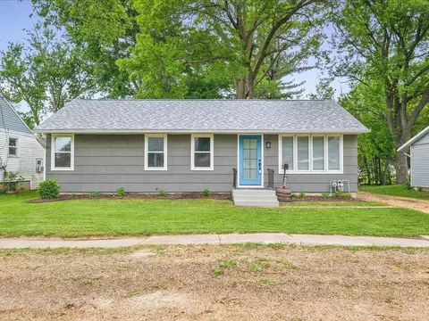 404 S 9th St, Oregon, IL 61061