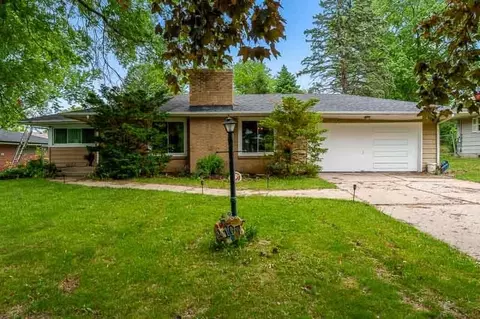 1107 Pine Valley Dr, Rockford, IL 61107