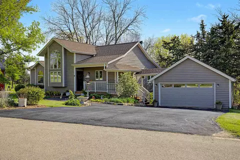 6 Bluffwood Trl, Galena, IL 61036
