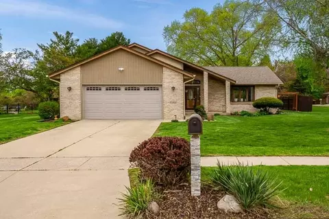 10966 China Berry Ln, Machesney Park, IL 61115