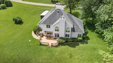 Exterior - 4802 Pipers Way Ln, Roscoe, IL 61073 photo 6 of 14
