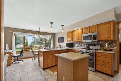 Kitchen - 4802 Pipers Way Ln, Roscoe, IL 61073 photo 4 of 4