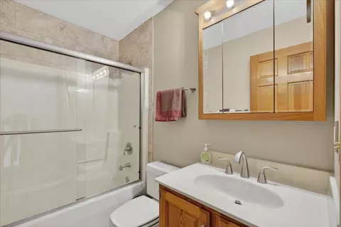 Bath - 4802 Pipers Way Ln, Roscoe, IL 61073 photo 4 of 4