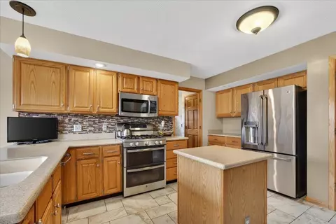 Kitchen - 4802 Pipers Way Ln, Roscoe, IL 61073 photo 3 of 4