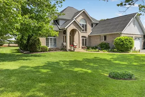 4802 Pipers Way Ln, Roscoe, IL 61073