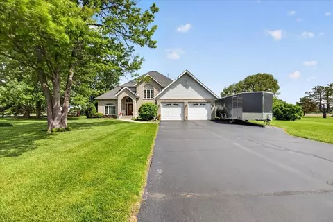 Exterior - 4802 Pipers Way Ln, Roscoe, IL 61073 photo 3 of 14