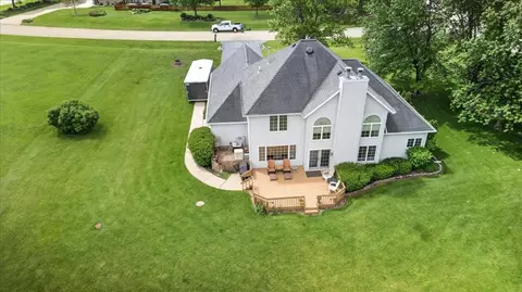 Exterior - 4802 Pipers Way Ln, Roscoe, IL 61073 photo 5 of 14