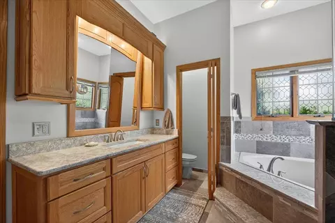 Bath - 4802 Pipers Way Ln, Roscoe, IL 61073 photo 2 of 4