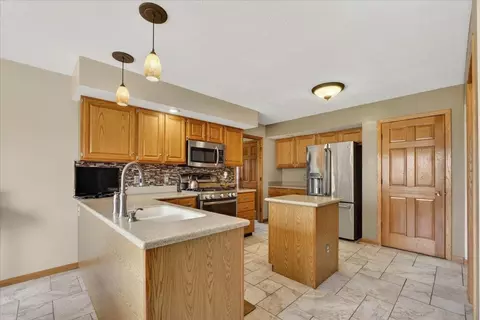 Kitchen - 4802 Pipers Way Ln, Roscoe, IL 61073 photo 2 of 4