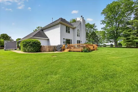Exterior - 4802 Pipers Way Ln, Roscoe, IL 61073 photo 7 of 14