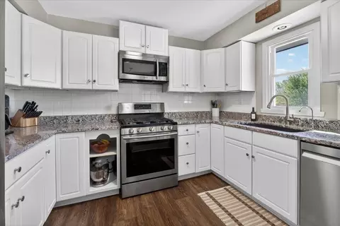 Kitchen - 6137 Upper Ridge Way, Roscoe, IL 61073 photo 2 of 3