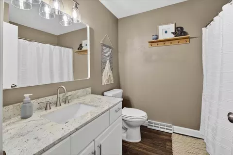 Bath - 6137 Upper Ridge Way, Roscoe, IL 61073 photo 2 of 2