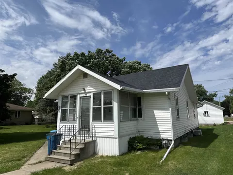 330 California Ave, Savanna, IL 61074