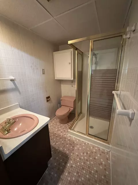 Bath - 7705 E Rockton Rd, Roscoe, IL 61073 photo 2 of 2