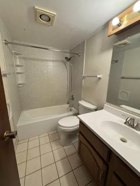 Bath - 7705 E Rockton Rd, Roscoe, IL 61073 photo 1 of 2