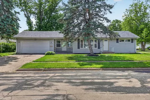 908 S Bauch Ave, Freeport, IL 61032