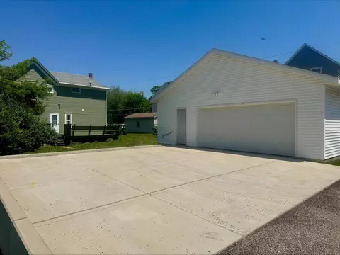 Exterior - 621 E Garden St, Freeport, IL 61032 photo 6 of 7