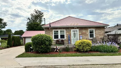 520 N Burns St, Lanark, IL 61046