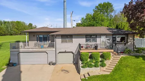 950 Hiawatha Dr, East Dubuque, IL 61025