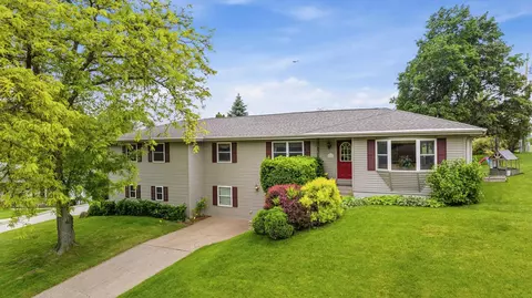 556 Peach St, East Dubuque, IL 61025