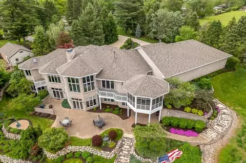 111 Sycamore Ln, Machesney Park, IL 61115
