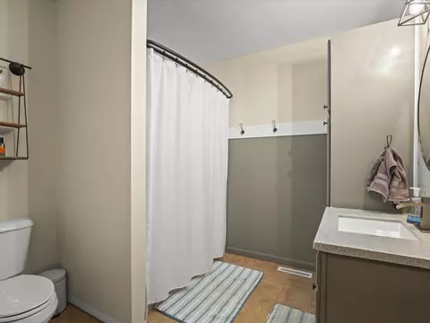 Bath - 428 Lockwood Rd, Lake Summerset, IL 61019 photo 3 of 4