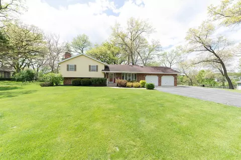 10594 Grover Oaks Rd, Roscoe, IL 61073