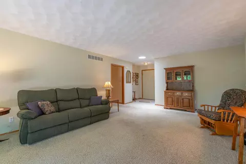 920 Mesa Dr, Freeport, IL 61032 photo 2
