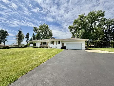 1135 Oakhill Dr, Freeport, IL 61032