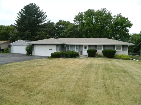 9956 Debbie Ln, Machesney Park, IL 61115