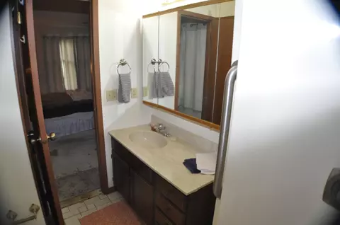 Bath - 3214 W Carthage Apt 2 Dr, Freeport, IL 61032 photo 1 of 1