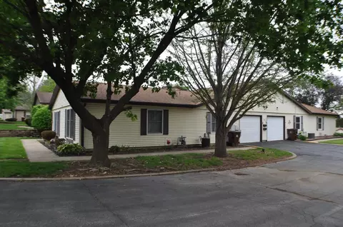 Exterior - 3214 W Carthage Apt 2 Dr, Freeport, IL 61032 photo 2 of 5