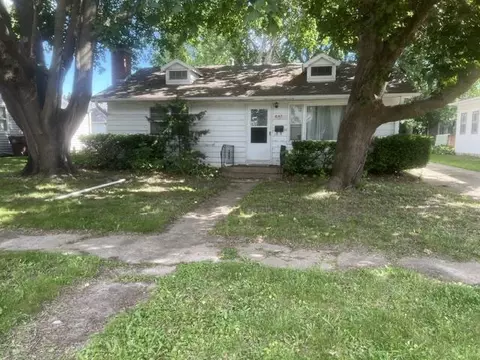 807 E Illinois St, Freeport, IL 61032